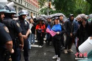 安溪美国多地举行“没有国王”抗议活动